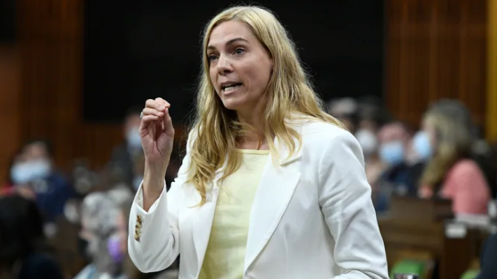 وزيرة الرياضة تعلن عن إجراءات جديدة لحماية الرياضيين من سوء المعاملة والإيذاء