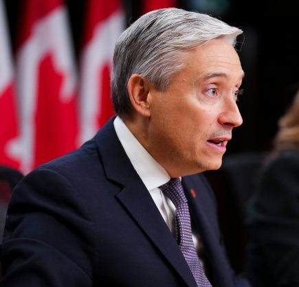 وزير الصناعة يتحدث عن خطة خفض أسعار المواد الغذائية في كندا