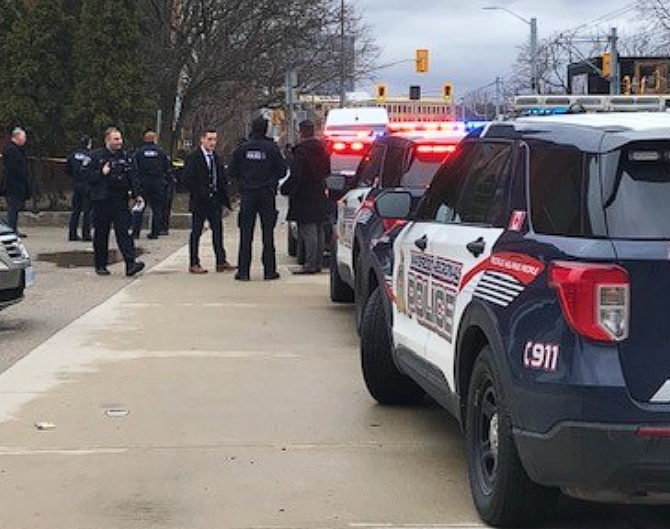 حوادث طعن متعددة وسط مدينة كيتشنر في أونتاريو .. والسكان في حالة ذعر