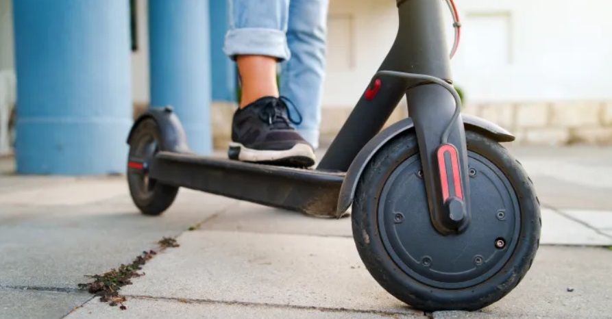 تقرير : السكوترات الكهربائية في كندا.. بين راحة النقل ومخاطر الإصابات