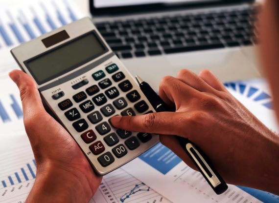 تقارير خاصة: الكنديون ينفقون على الضرائب أكثر من الطعام والمأوى والملابس