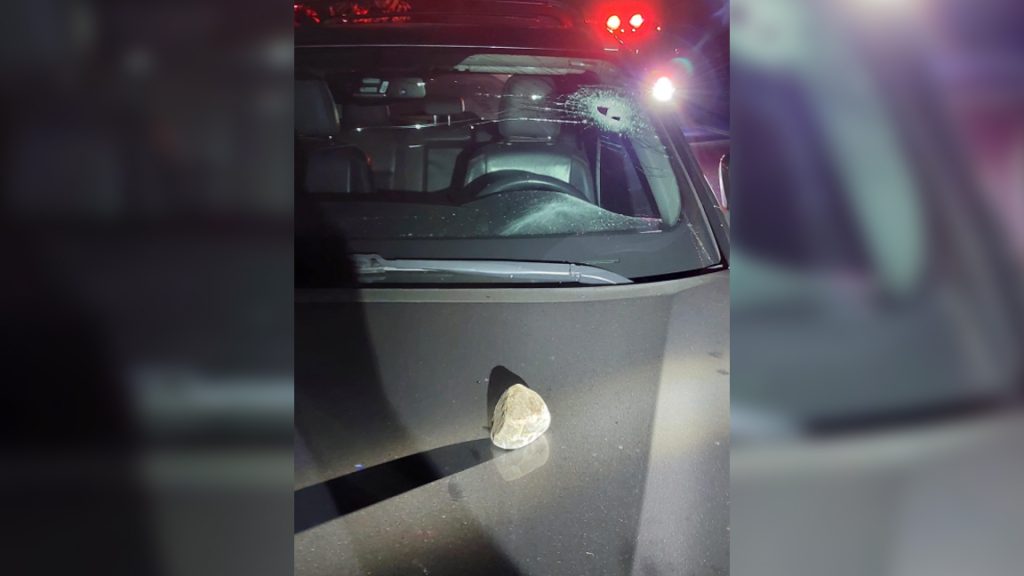 في حوادث “غريبة” و”متكررة” .. إلقاء “حجارة” علي الزجاج الأمامي للسيارات أثناء السير في هذه المنطقة بـ كندا