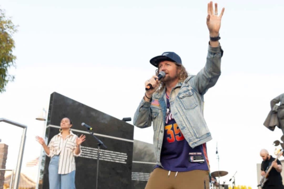 محامون يطعنون في قرار مدينة أبوتسفورد برفض ترخيص حفل موسيقي لفنان مسيحي أمريكي