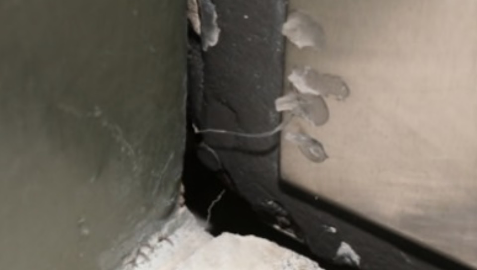 بكندا.. قبل السطو ..”علامة تدل على سرقة ستكون وشيكة”.. هكذا استخدم اللصوص مادة تشبه الغراء لاختبار الشقق