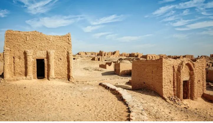 مصر تكتب صفحة جديدة من حضارتها .. كنائس عمرها 15 قرناً تظهر في واحة الخارجة