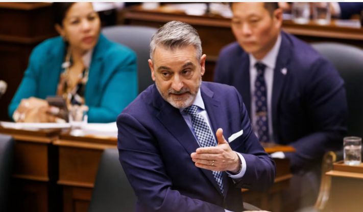 وزير التعليم في أونتاريو يطالب رئيس مجلس مدارس كاثوليكي في تورونتو بإعادة أجهزة ومقتنيات بقيمة 6,700 دولار